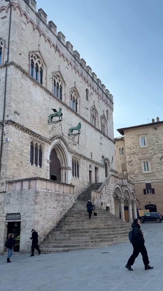 Menschen auf einer italienischen Piazza