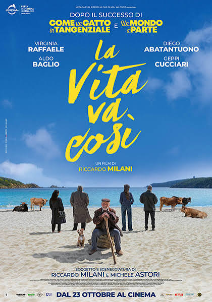 Plakat zu La vita va così, auf dem Efisio an einem sardischen Strand zwischen Einheimischen und weidendem Vieh sitzt.