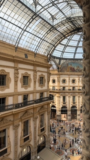 Menschen unter dem Glasdach der Galleria Vittorio Emanuele II in Mailand.