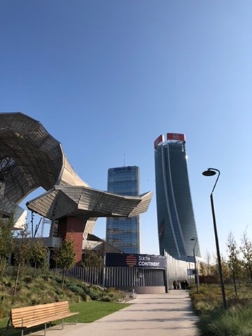 Moderne Türme erheben sich neben der Piazza Gae Aulenti in Mailand.