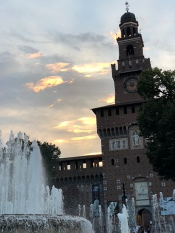 Der Brunnen und das Castello Sforzesco bei Sonnenuntergang in Mailand.