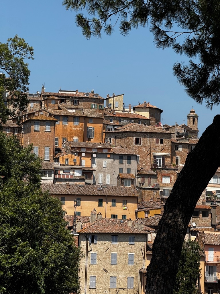 Terrakottadächer und Steinhäuser staffeln sich im historischen Zentrum von Perugia.