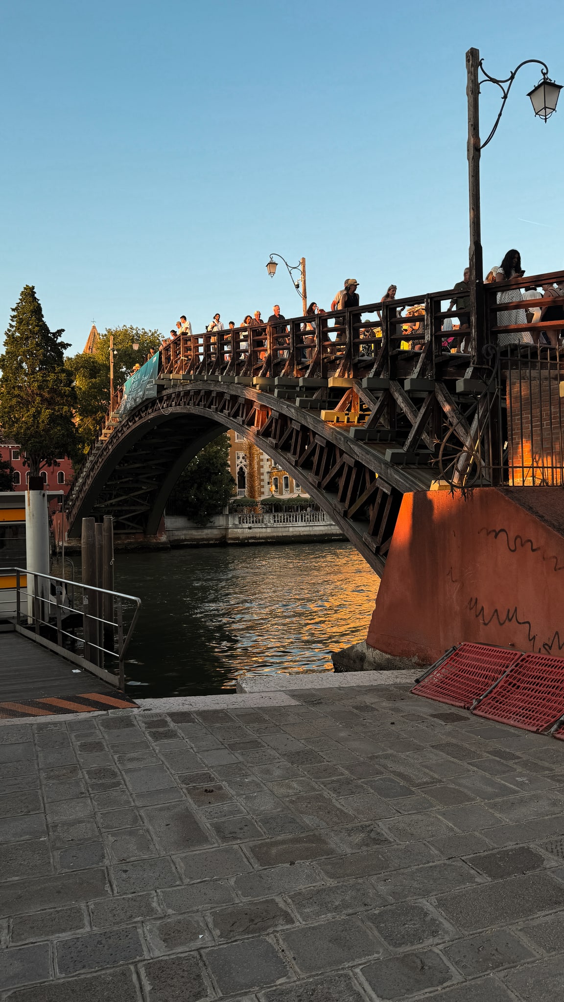 Luz de la tarde sobre un puente y un canal.
