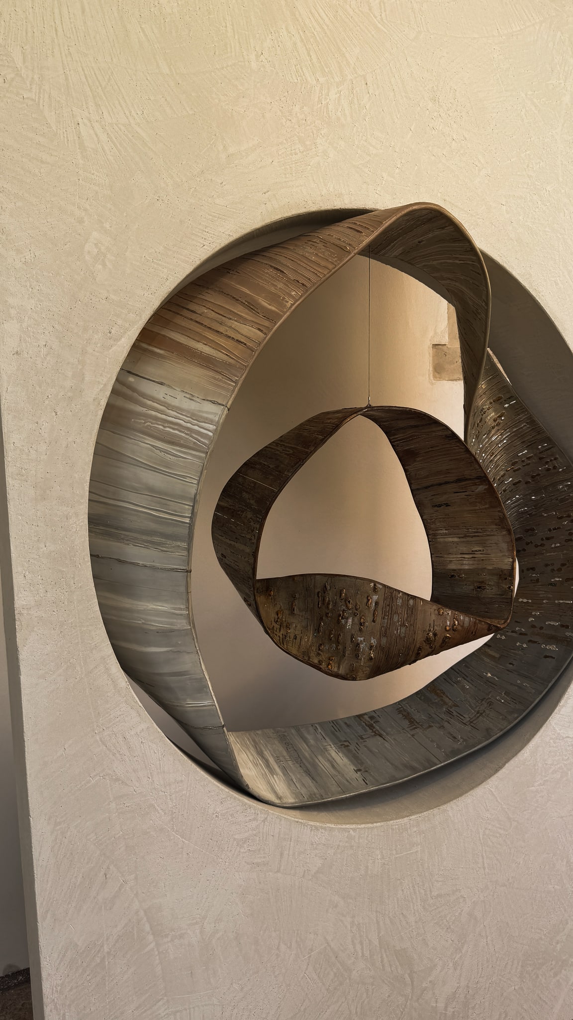 Curvas, textura y equilibrio suspendido.