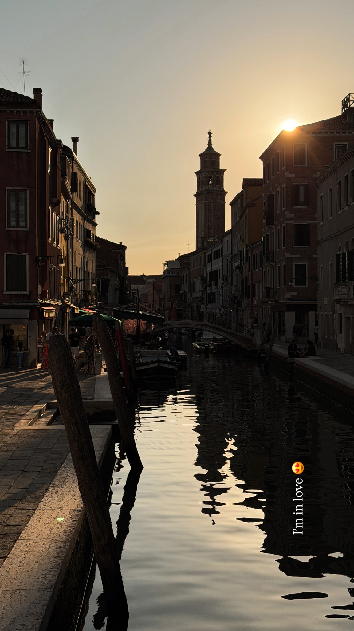 Un canal al atardecer, guardado como recuerdo personal.