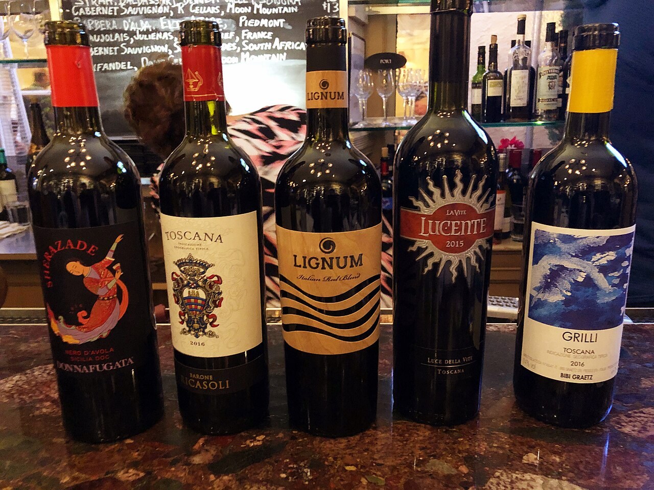 Besucher bei einer Weinverkostung in einer Enoteca