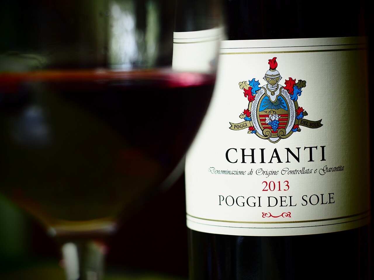 Ein Glas und eine Flasche Chianti