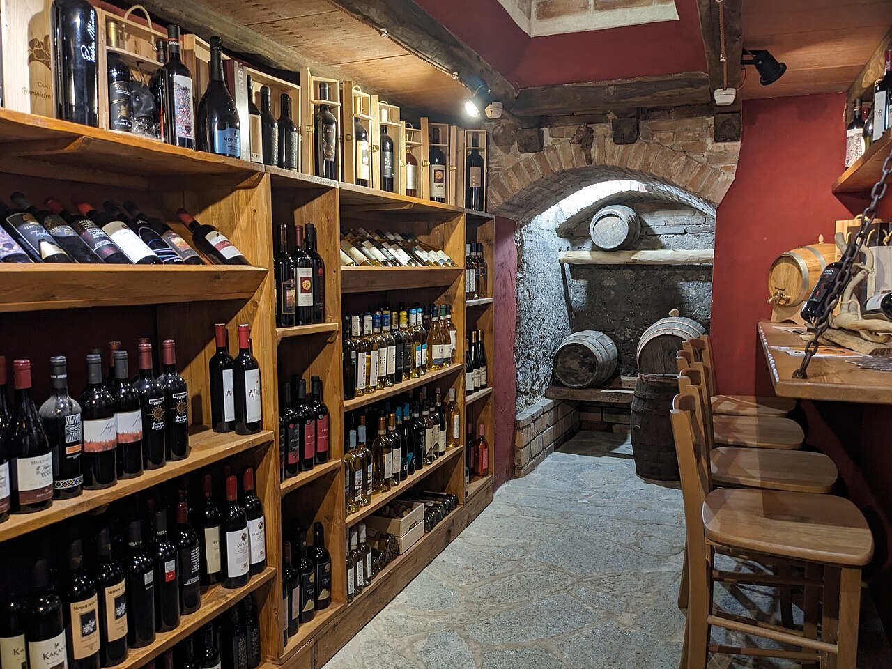 Weinflaschen im Keller eines Restaurants in Oschiri auf Sardinien