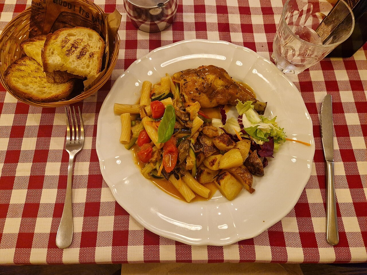 Ein alltägliches Mittagessen auf einem weißen Keramikteller in einem Mailänder Restaurant