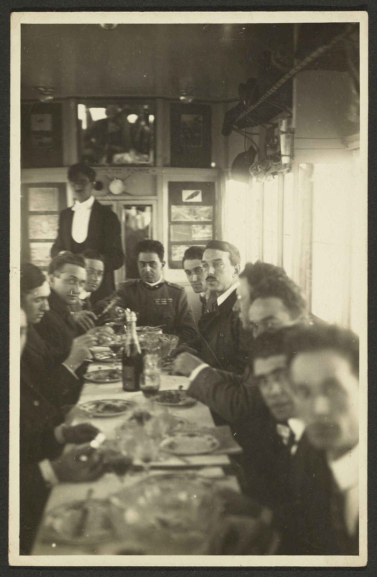 Eine italienische Gruppe an einer langen Tafel, zwischen 1915 und 1930 von Fedele Azari fotografiert