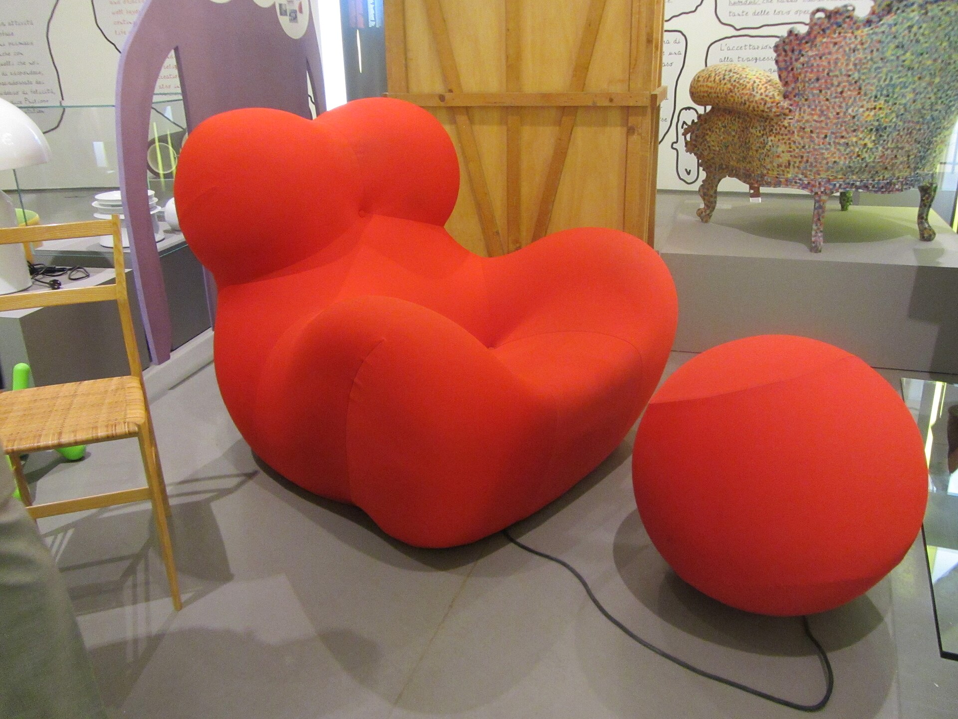 Gaetano Pesces roter UP-Sessel mit Hocker im Triennale Design Museum in Mailand