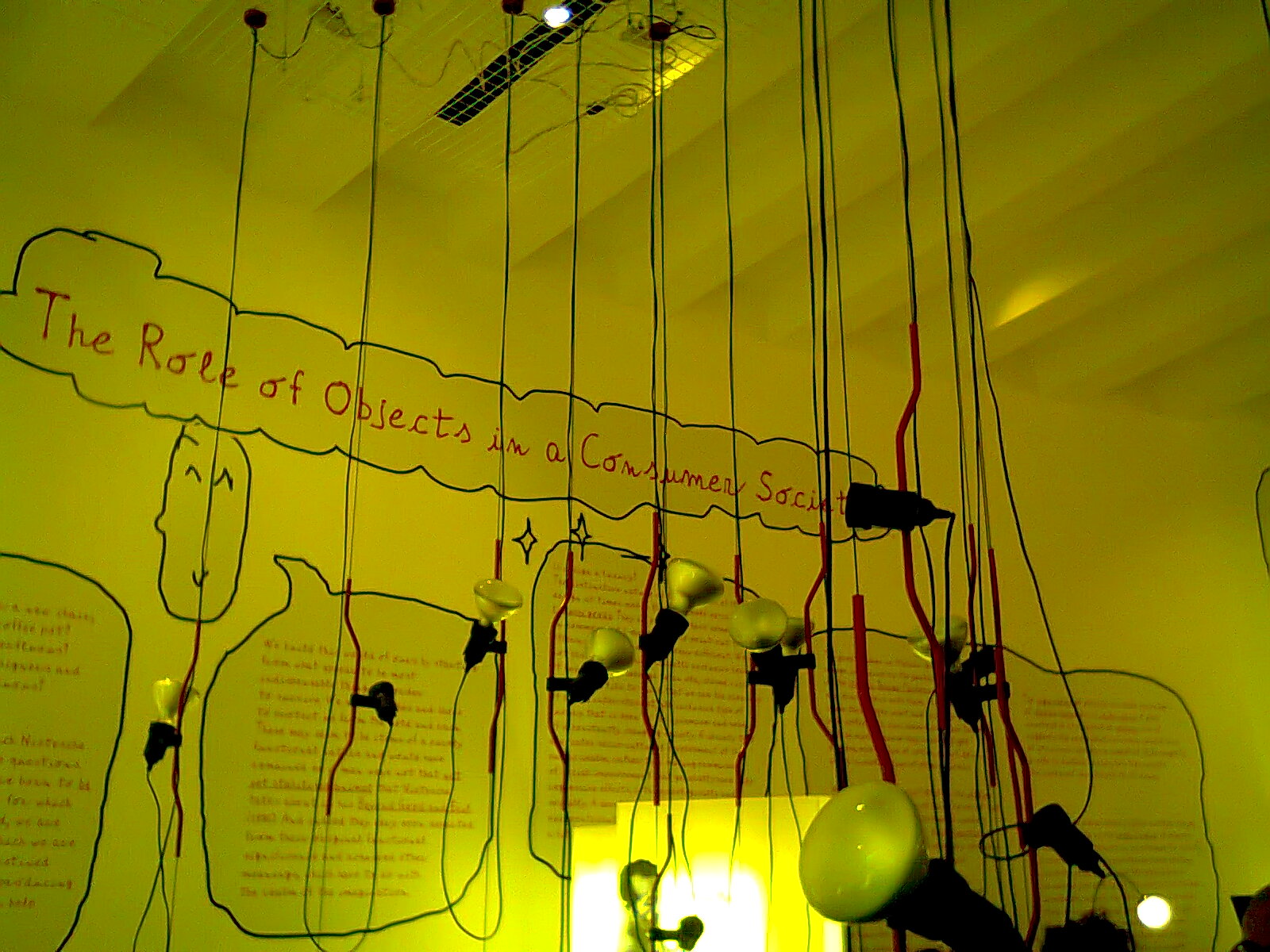 Die Hängeleuchte Parentesi im Designmuseum der Triennale in Mailand