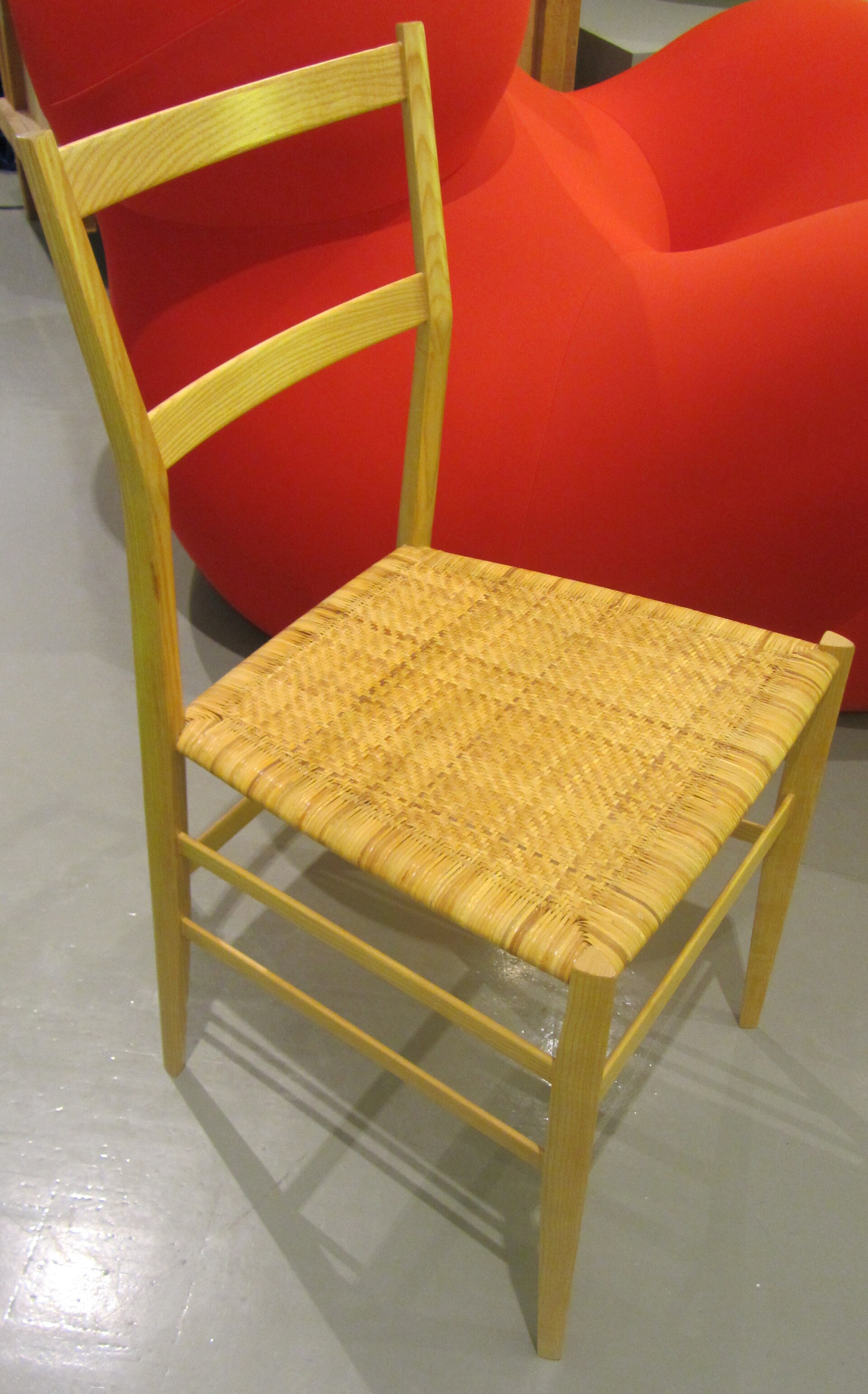 Gio Pontis Stuhl Superleggera im Designmuseum der Triennale in Mailand