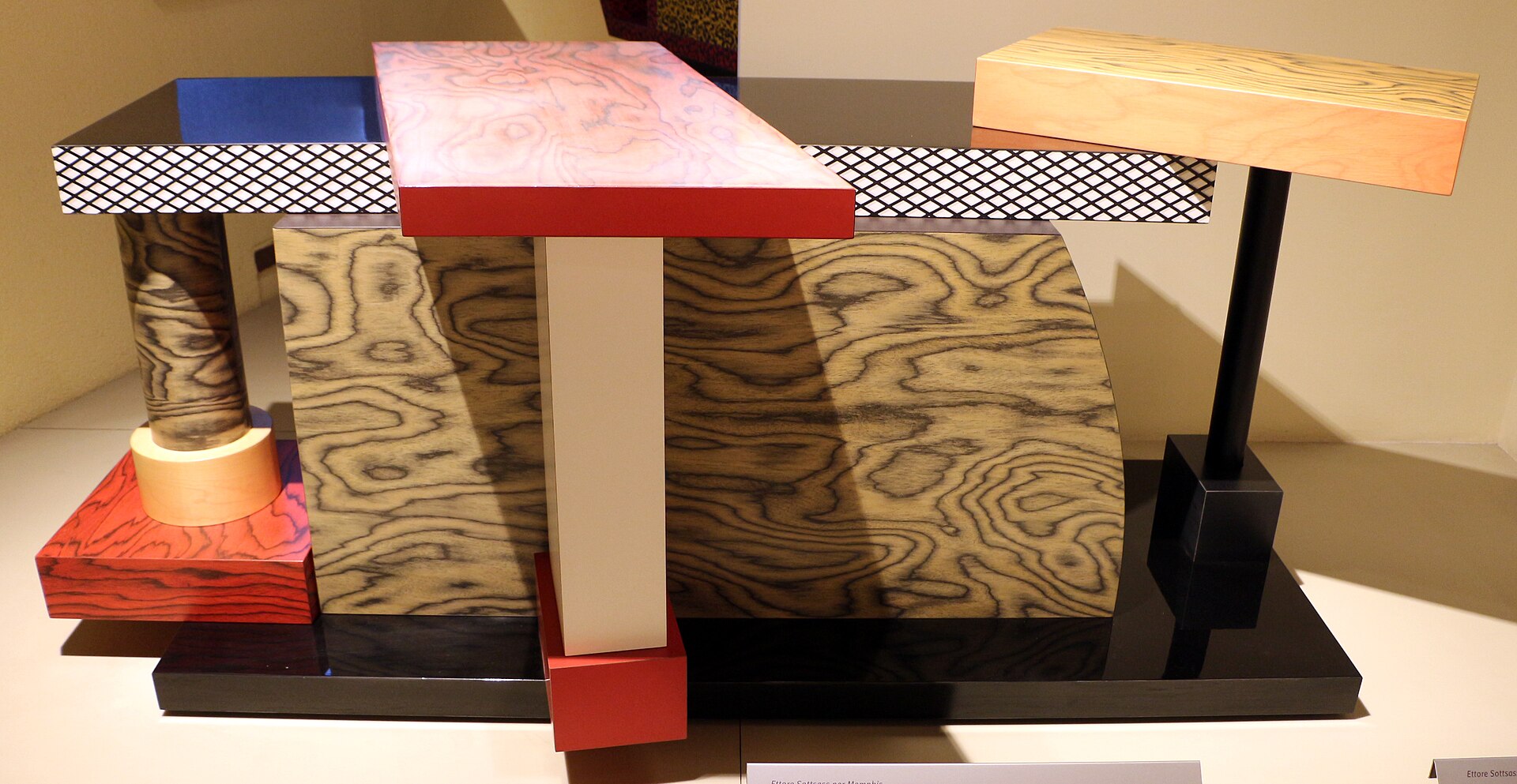 Ettore Sottsass' Tisch Tartar für Memphis aus dem Jahr 1985