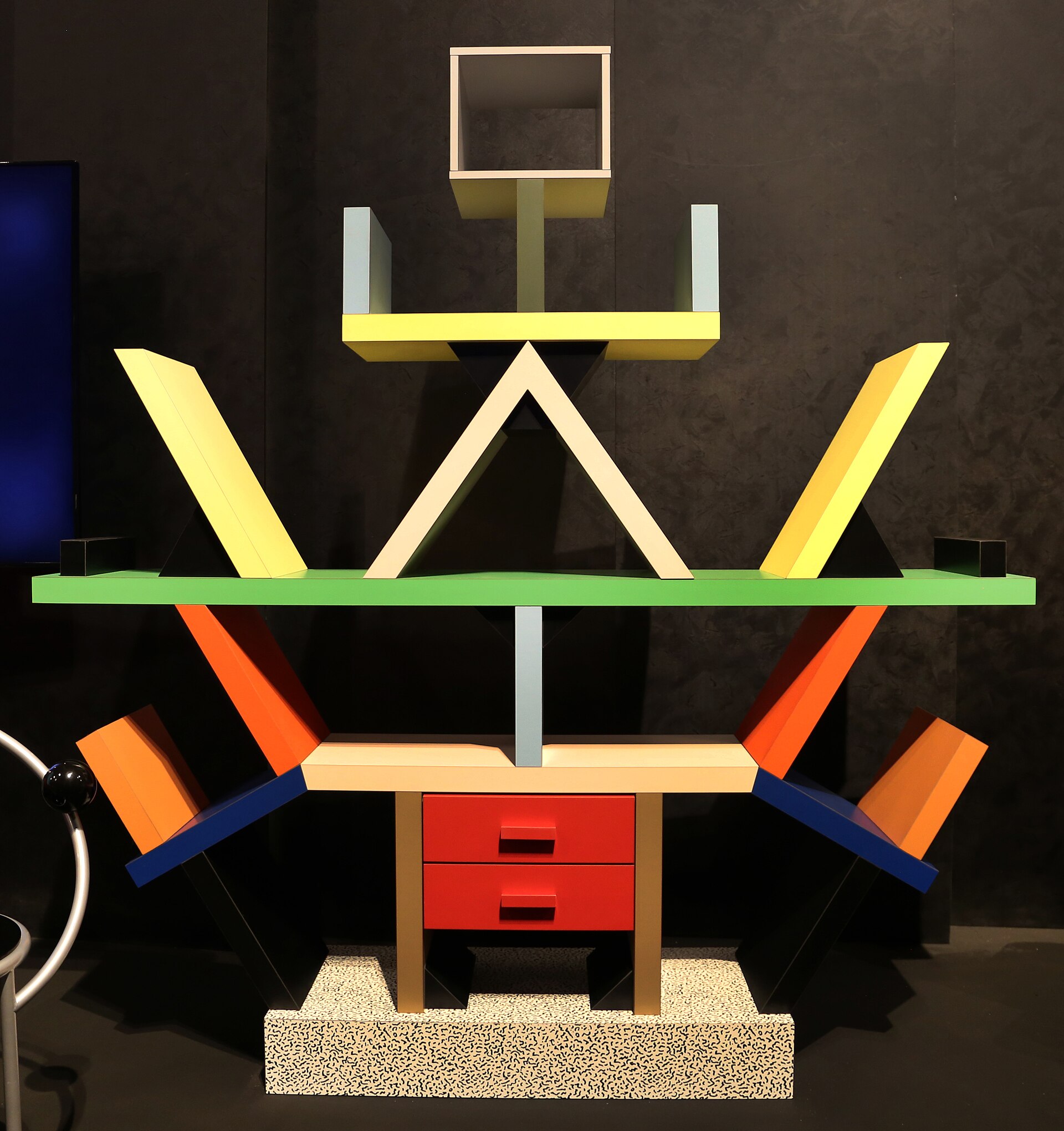 Ettore Sottsass' Regal Carlton für Memphis in der Triennale in Mailand