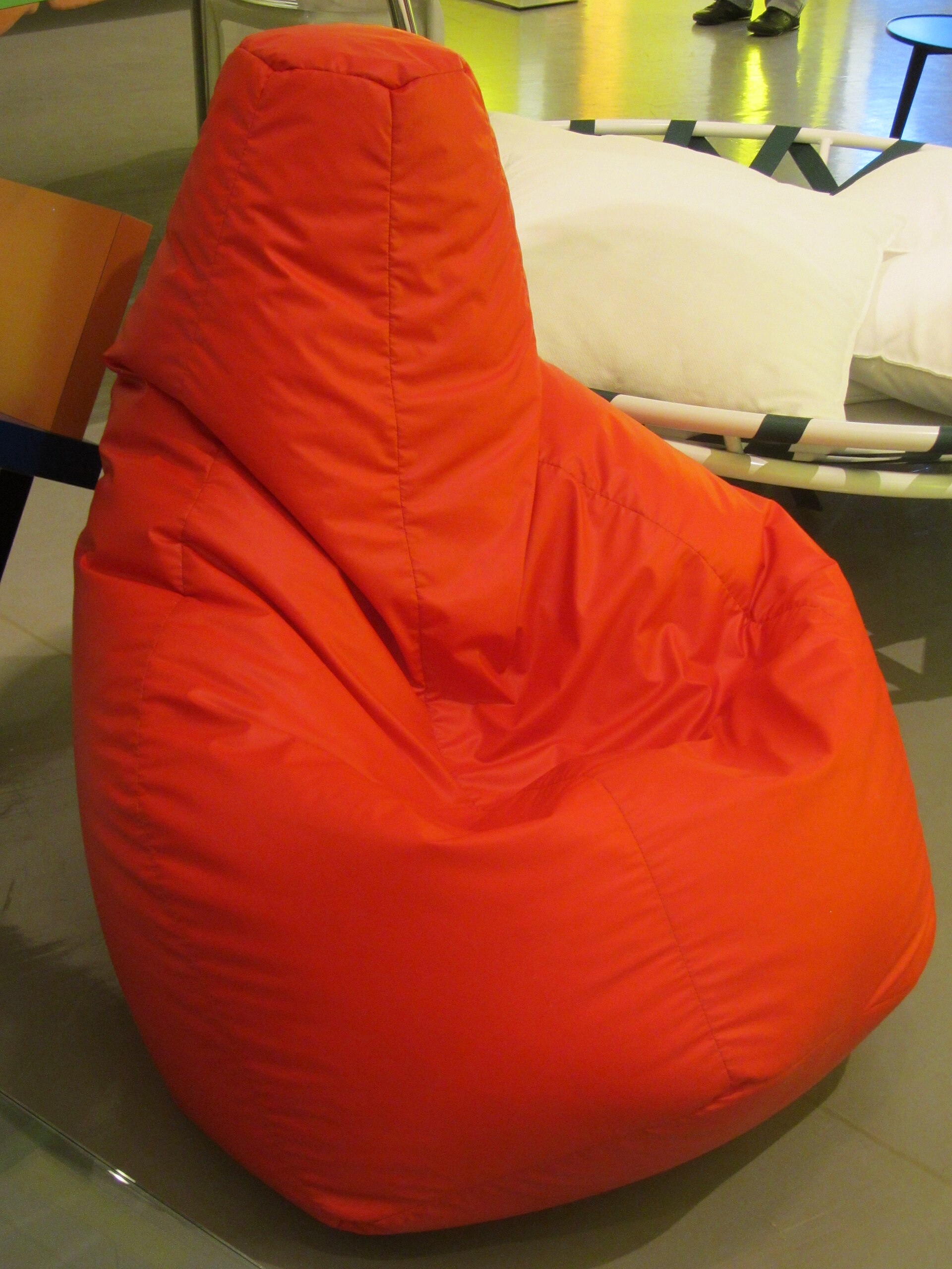Ein roter Sacco-Sessel von Zanotta in einer Ausstellung in Mailand