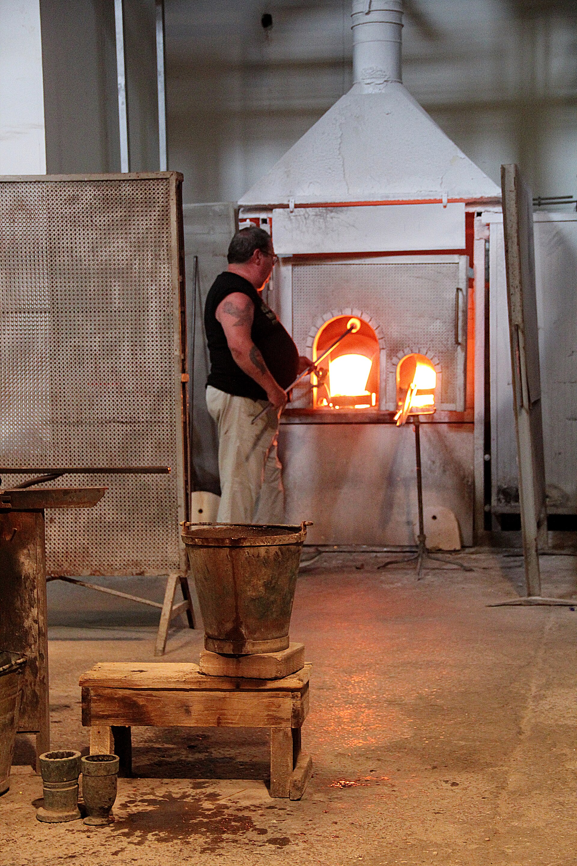 Ein Glasmacher bei der Arbeit in der handwerklichen Werkstatt Ferro & Lazzarini auf Murano