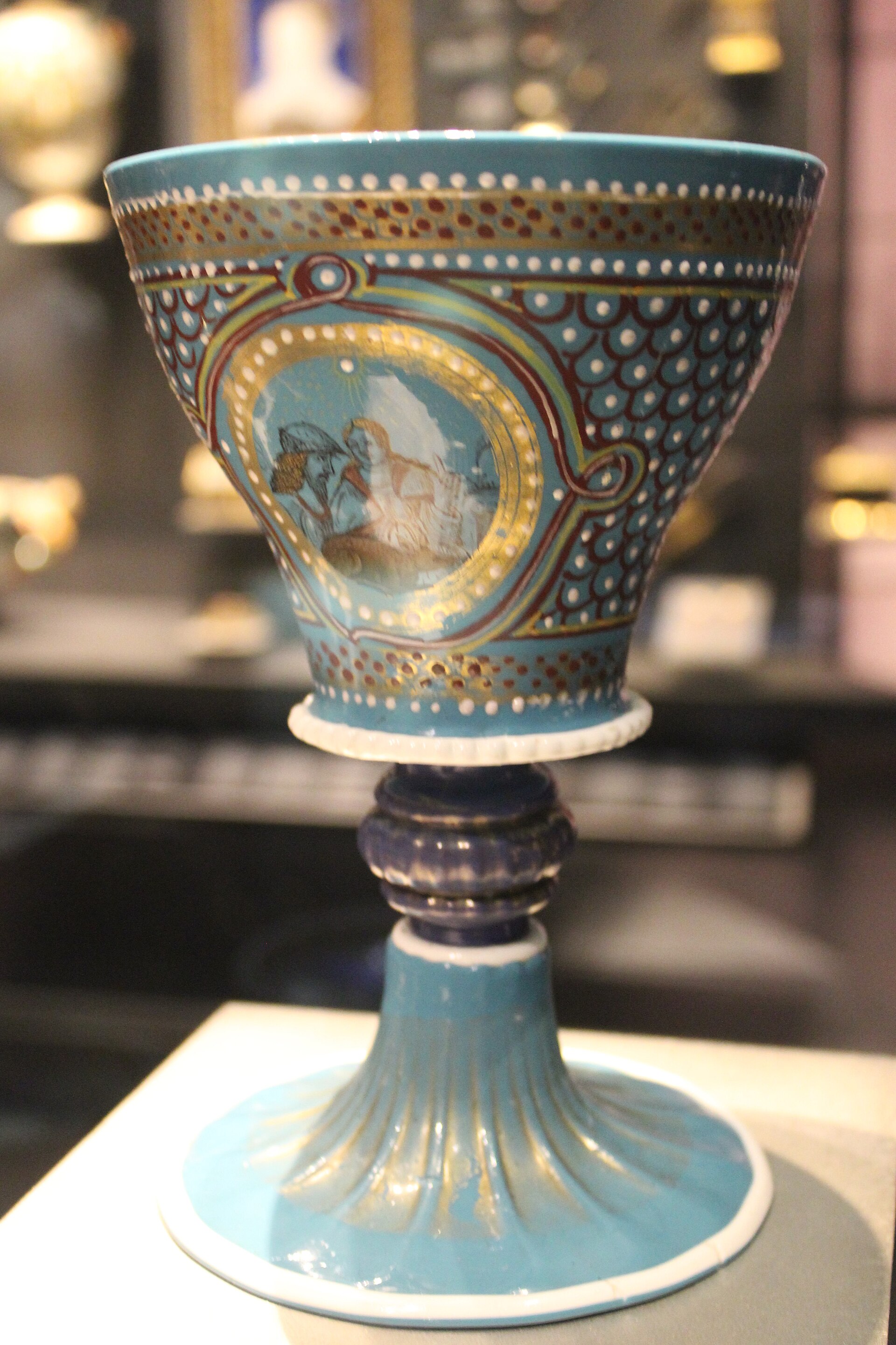 Historischer türkisfarbener Murano-Glaspokal im Licht eines Museums