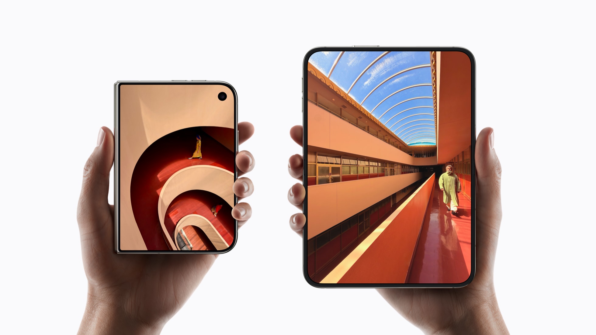 Zwei Hände halten ein geöffnetes und ein geschlossenes iPhone Duo.