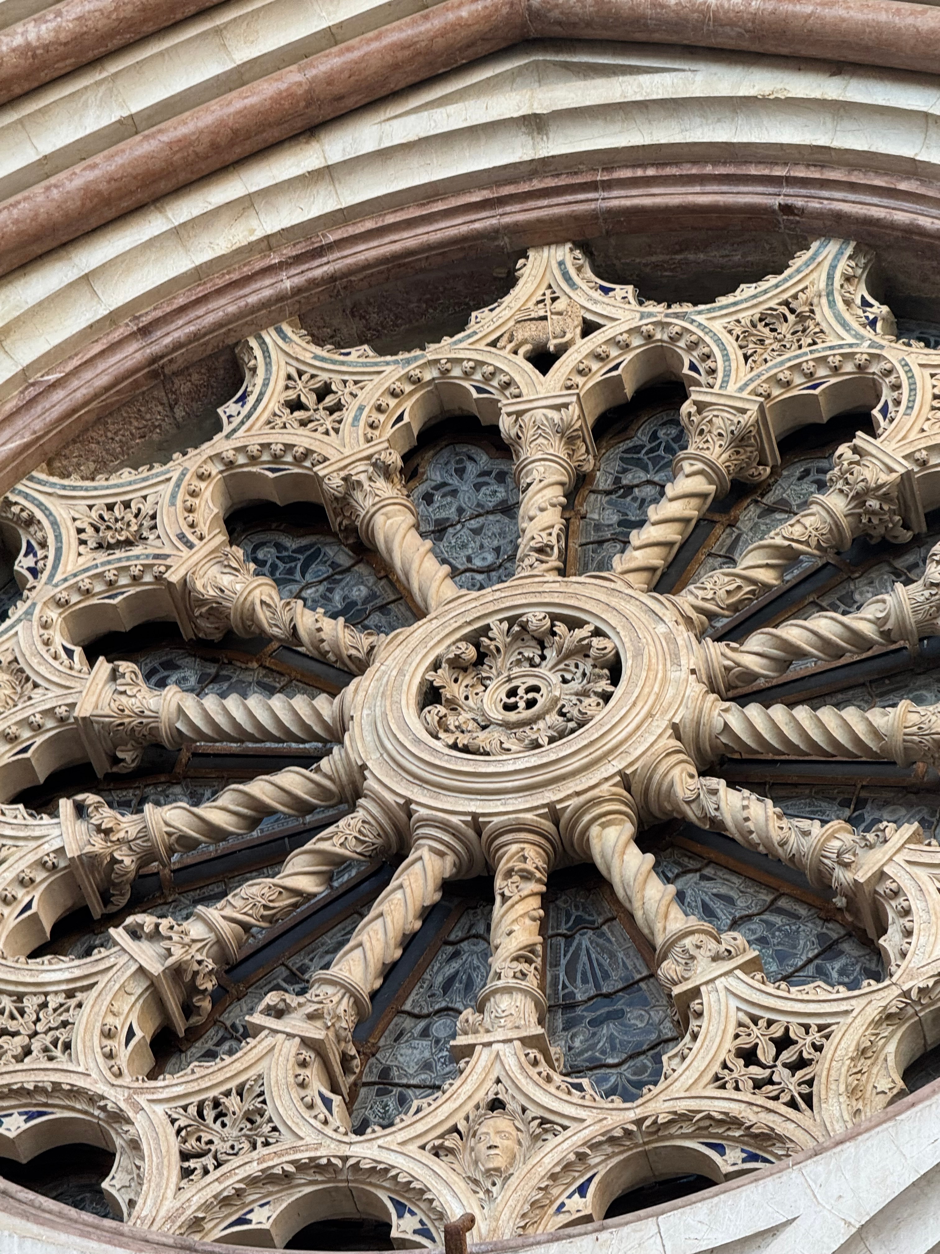 A rosácea de pedra esculpida da Basílica de São Francisco em Assis.