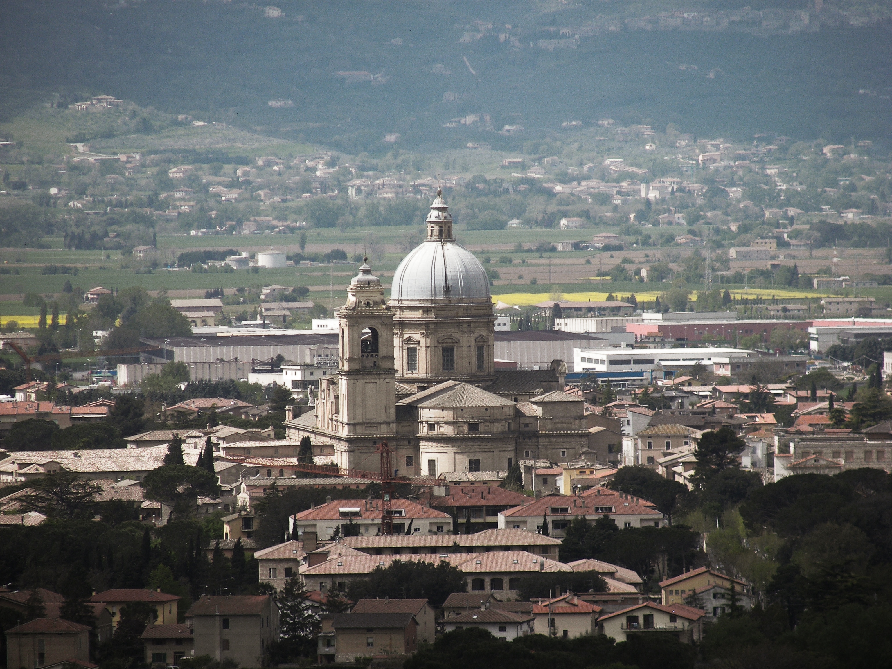 A cúpula de Santa Maria degli Angeli acima da planície da Úmbria.