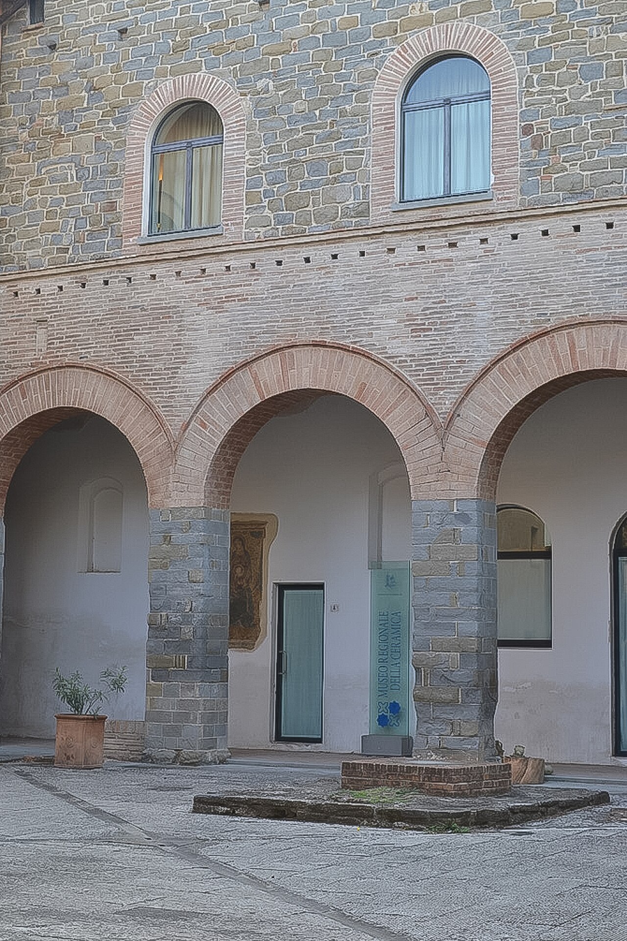 Eingang des Museo Regionale della Ceramica in Deruta