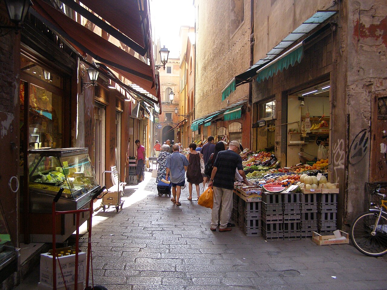 Gasse und Geschäfte im Quadrilatero von Bologna