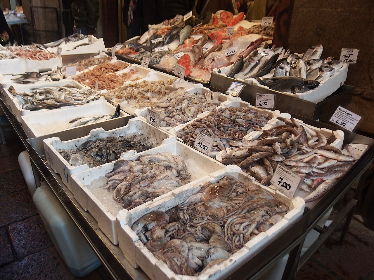 Fisch an einem Marktstand in der Via Drapperie in Bologna