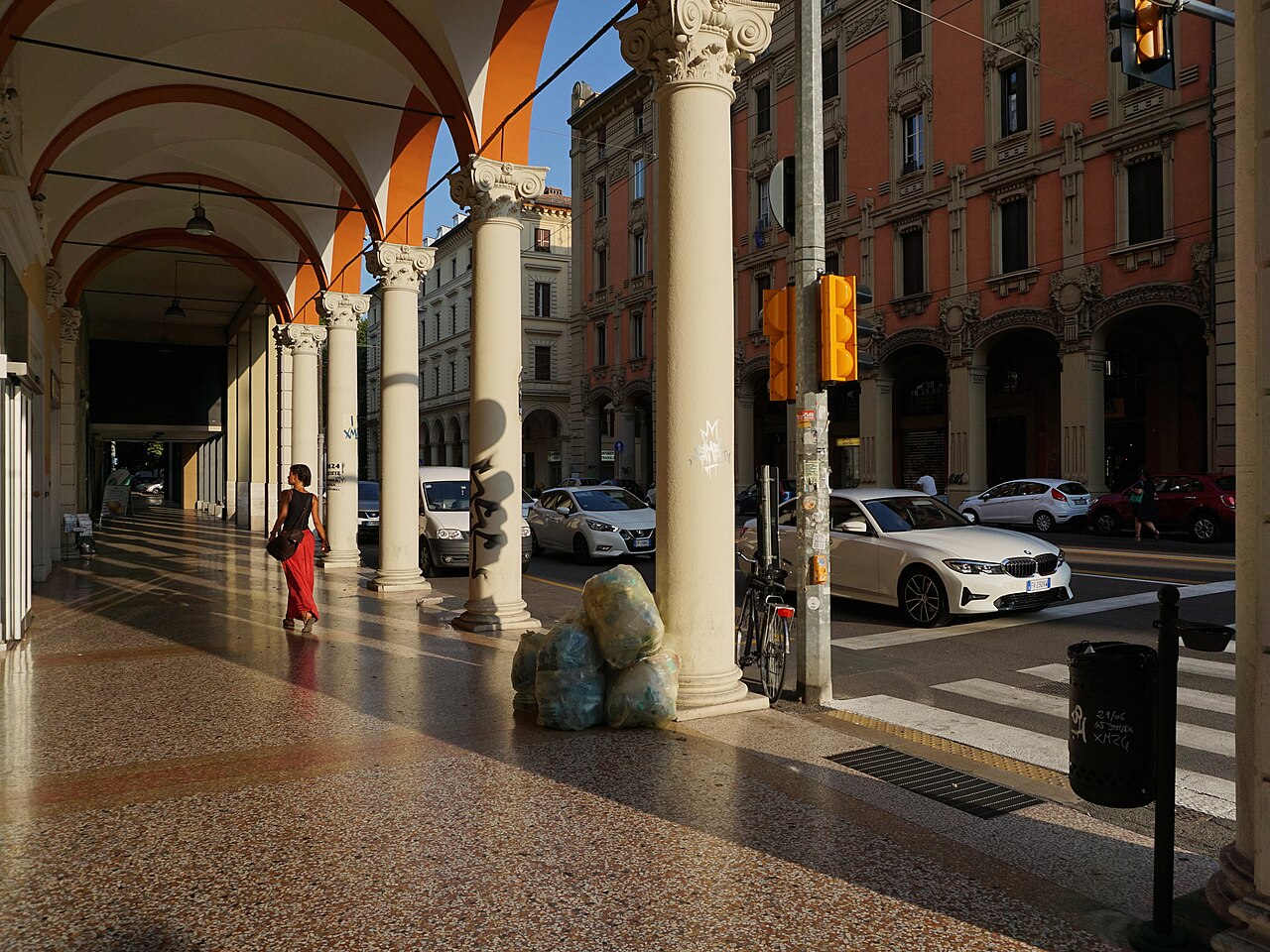 Arkade und Straße in Bologna