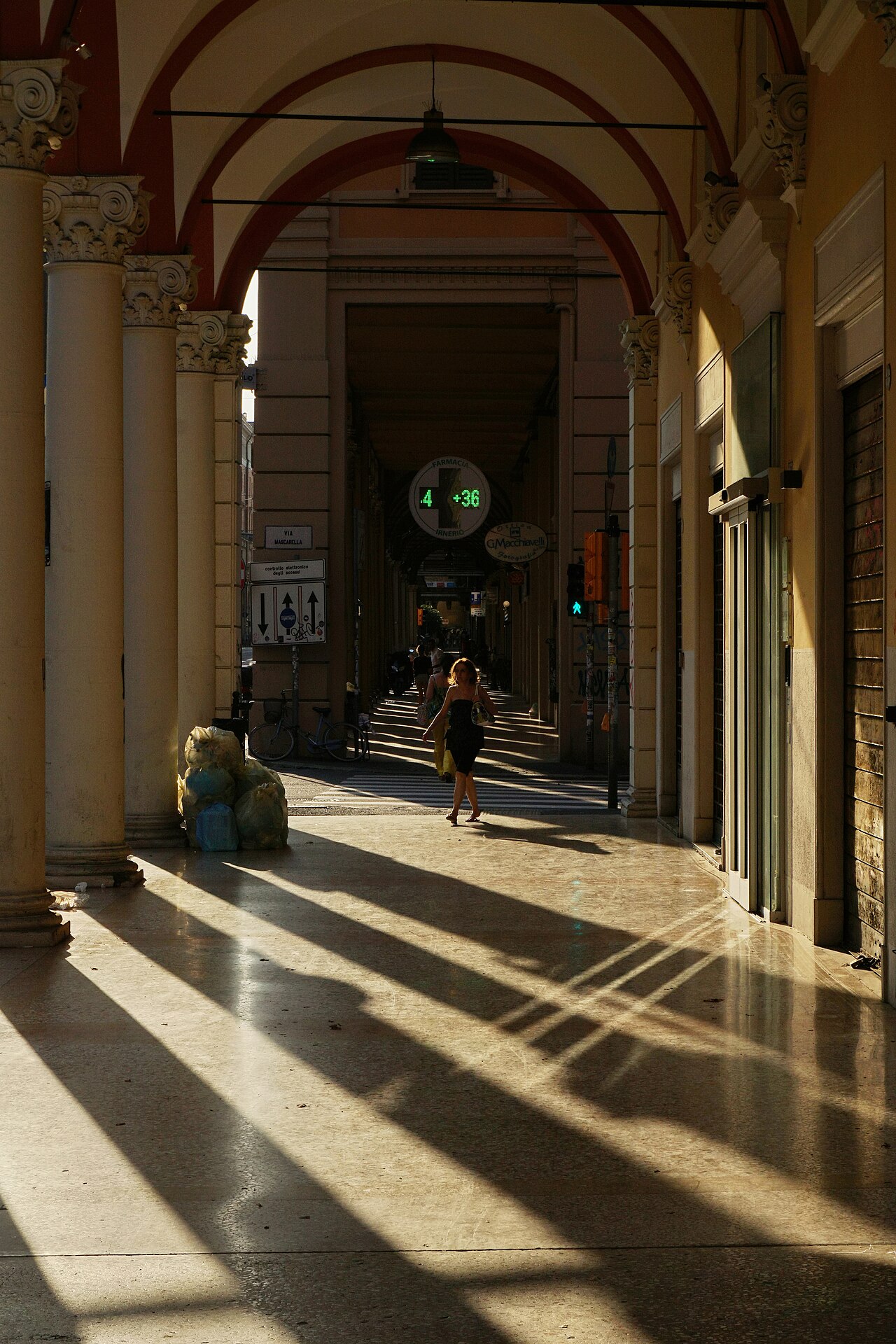 Fußweg durch eine italienische Altstadt