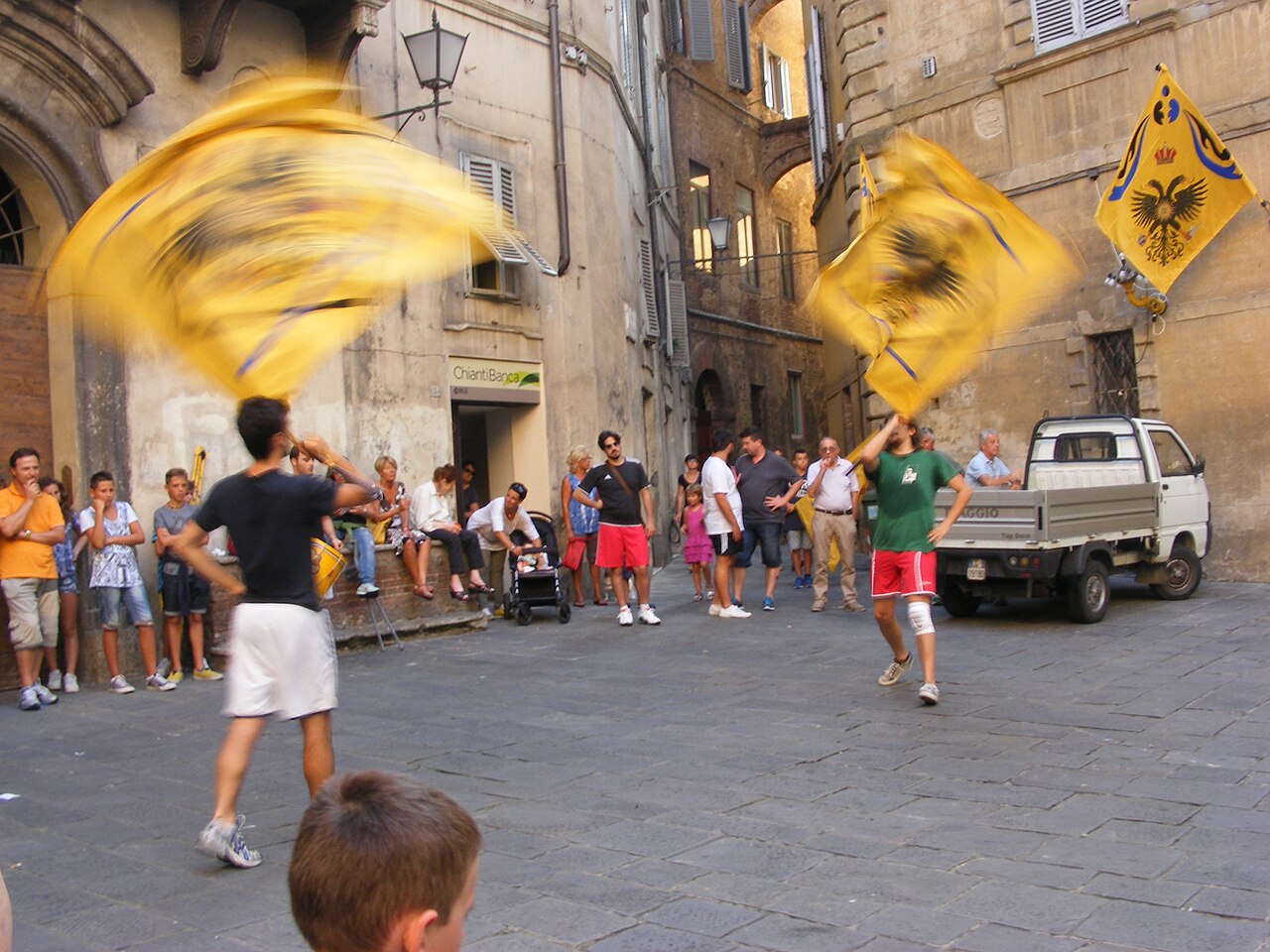 Zeichen einer Contrada in den Straßen von Siena