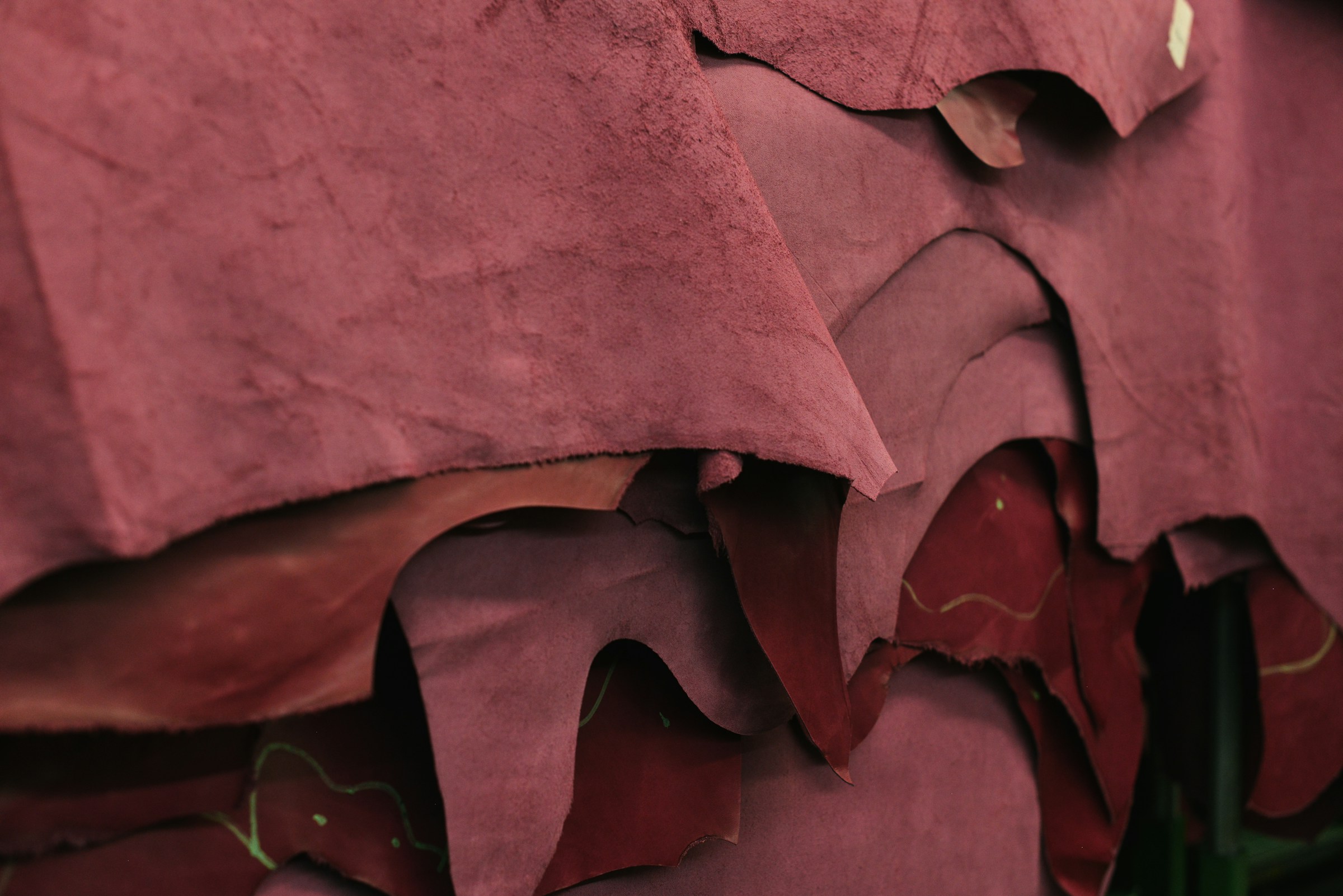 Capas de cuero en tonos intensos revelan la materia de un objeto artesanal.