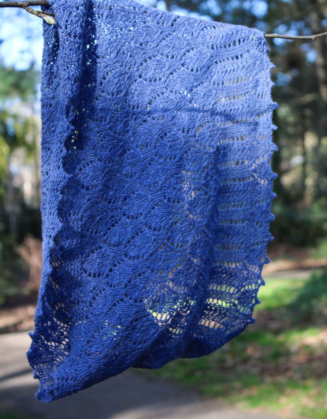Blaues, aus Kaschmirgarn gestricktes Tuch